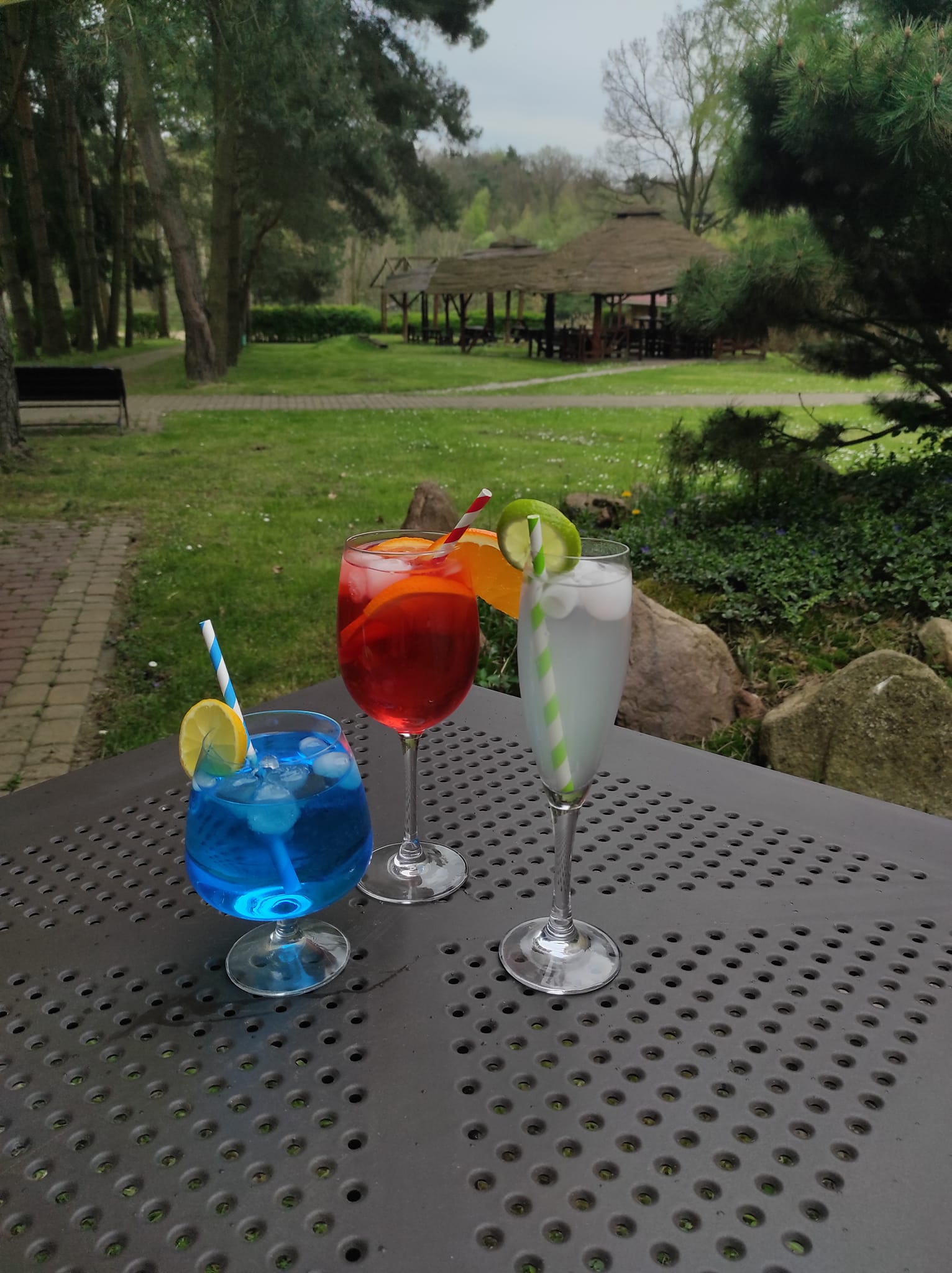 Hotelowy taras w zielonym otoczeniu