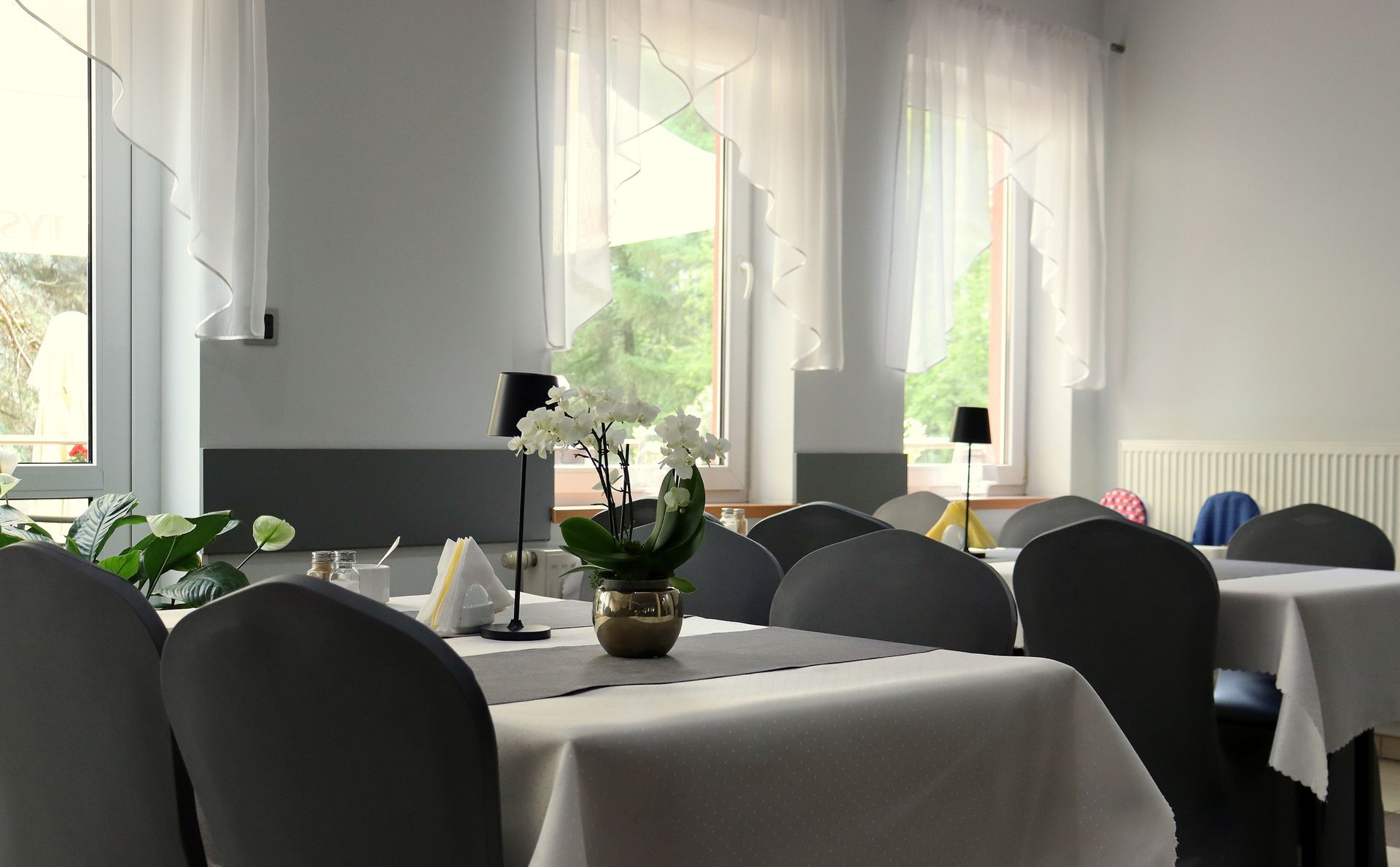 Stoły przy oknach w restauracji Cztery Pory Roku