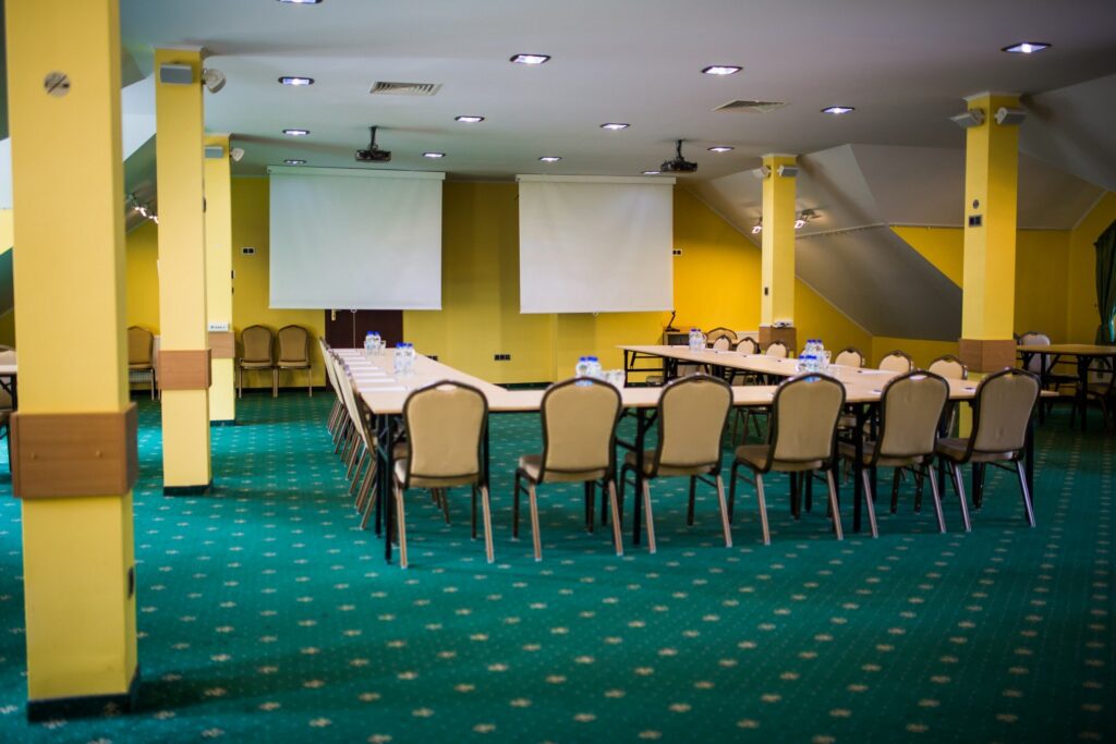 Sala konferencyjna przygotowana do spotkania